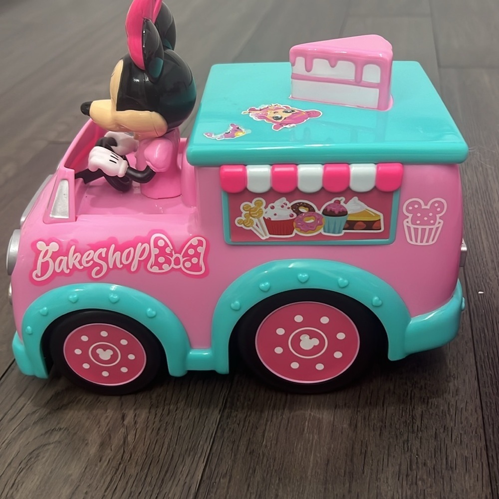 Minnie mouse bake shop truck and ice cream truck of other brand - Picture 3 of 9